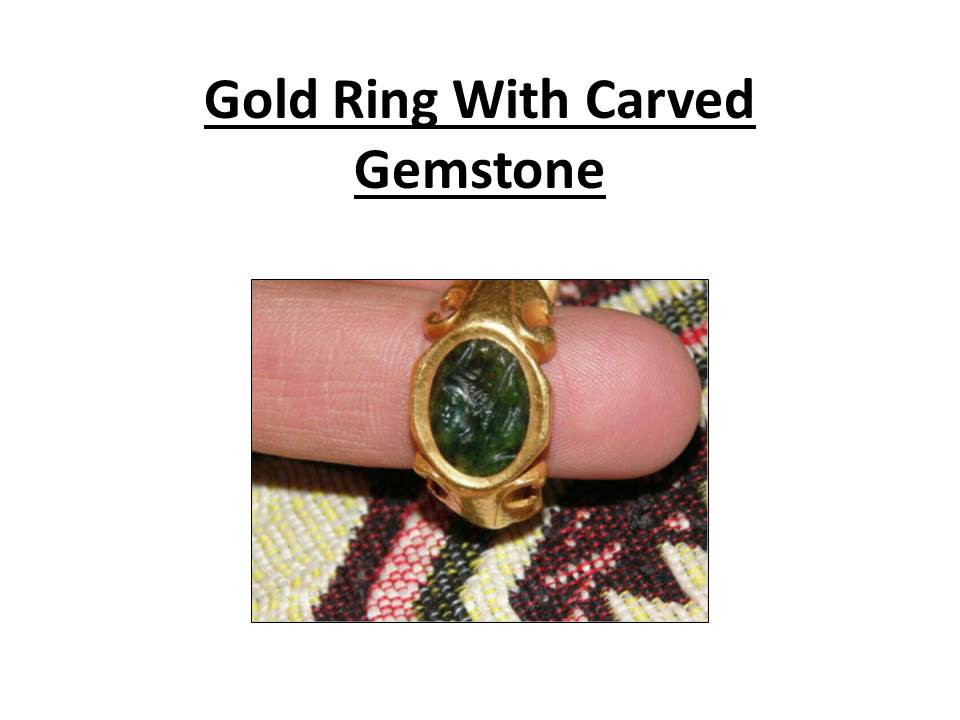 gold-ring-with-carved-gemstone